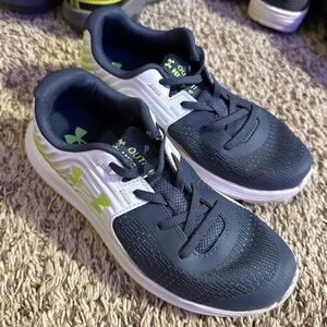 Under amour boys shoe size 1